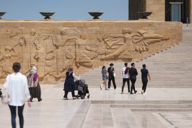 İnsanlar Mustafa Kemal Atatark 'ın dinlenme yeri olan Anitkabir mozolesini ziyaret ediyor.