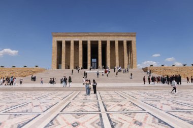 İnsanlar Mustafa Kemal Atatark 'ın dinlenme yeri olan Anitkabir mozolesini ziyaret ediyor.