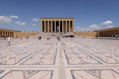 İnsanlar Mustafa Kemal Atatark 'ın dinlenme yeri olan Anitkabir mozolesini ziyaret ediyor.