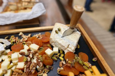 Açık büfede çeşitli peynir tipleriyle sığ alan derinliği (seçici odak) ayrıntıları.