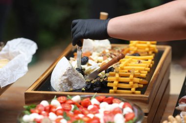 Açık büfede çeşitli peynir tipleriyle sığ alan derinliği (seçici odak) ayrıntıları.