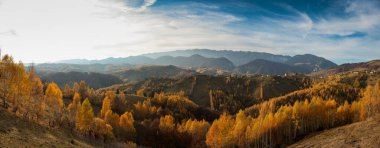 Romanya 'nın Magura köyünün günbatımında Piatra Craiului dağları yakınlarındaki panoramik manzarası.