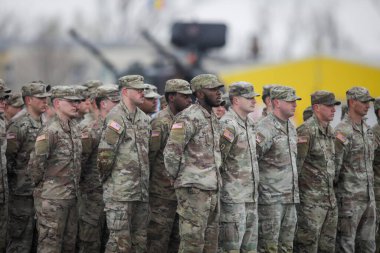 Mihail Kogalniceanu, Romanya - 31 Mart 2023: ABD askerleri, ABD birliklerinin Constanta kenti yakınlarındaki Mihail Kogalniceanu NATO hava üssündeki rotasyonlarını kutlamak amacıyla düzenlenen törende.