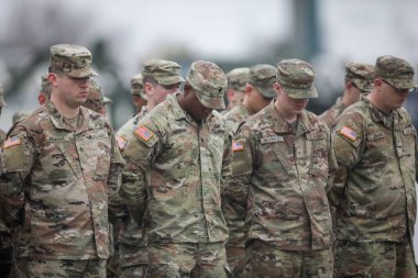 Mihail Kogalniceanu, Romanya - 31 Mart 2023: ABD askerleri, ABD birliklerinin Constanta kenti yakınlarındaki Mihail Kogalniceanu NATO hava üssündeki rotasyonlarını kutlamak amacıyla düzenlenen törende.