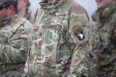 Mihail Kogalniceanu, Romanya - 31 Mart 2023: ABD askerleri, ABD birliklerinin Constanta kenti yakınlarındaki Mihail Kogalniceanu NATO hava üssündeki rotasyonlarını kutlamak amacıyla düzenlenen törende.