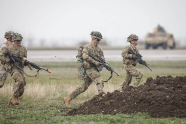 Mihail Kogalniceanu, Romanya - 31 Mart 2023: ABD askerleri Konstanta kenti yakınlarındaki Mihail Kogalniceanu NATO hava üssünde gösteri tatbikatı düzenledi.