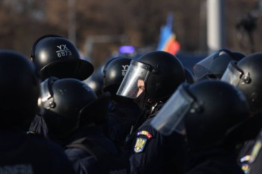 Bükreş, Romanya - 10 Şubat 2025: Bir protesto sırasında Romen çevik kuvvet polisi (jandarma veya jandarma).