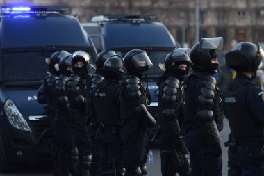 Bükreş, Romanya - 10 Şubat 2025: Bir protesto sırasında Romen çevik kuvvet polisi (jandarma veya jandarma).