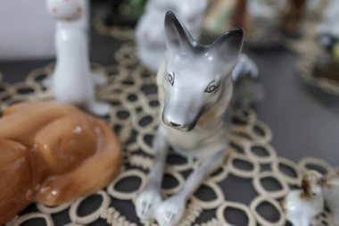 Romen komünist dönemi seramik ıvır zıvırları (bibelouri) ile sığ alan derinliği (seçici odak) ayrıntıları)