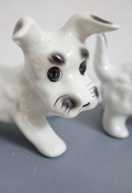 Romen komünist dönemi seramik ıvır zıvırları (bibelouri) ile sığ alan derinliği (seçici odak) ayrıntıları)