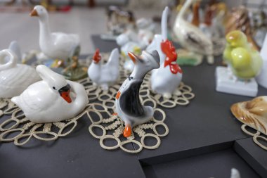 Romen komünist dönemi seramik ıvır zıvırları (bibelouri) ile sığ alan derinliği (seçici odak) ayrıntıları)