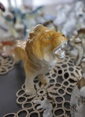 Romen komünist dönemi seramik ıvır zıvırları (bibelouri) ile sığ alan derinliği (seçici odak) ayrıntıları)