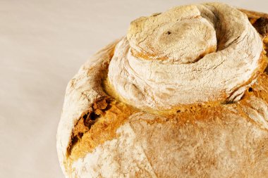 Geleneksel zanaatkar ekmeğine yakın çekim. Lezzetli ve sağlıklı yiyecekler. Usta hamur işi şefleri tarafından yapıldı.