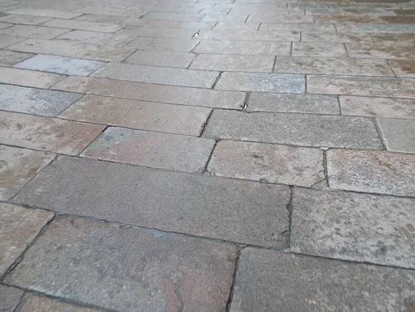 Santiago de Compostela 'nın ıslak kaldırımlı caddesi, tipik Galiçya görüntüsü, İspanyol toplumu