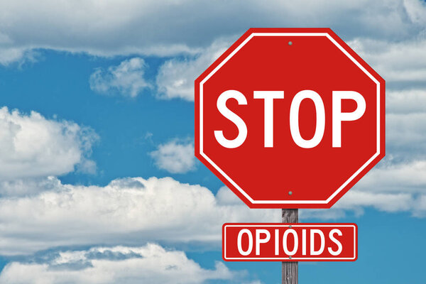 Знак остановки опиоидов - Blue Sky Background
