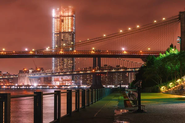 Widok Mostu Brooklińskiego Nocy Brooklyn Bridge Park Lornetką Pierwszym Planie — Zdjęcie stockowe