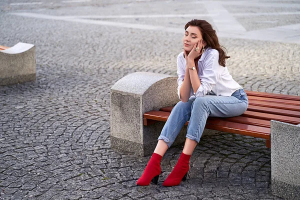 Mulher Ruiva Jovem Bonita Vestindo Jeans Azuis Decote Vermelho Sentado — Fotografia de Stock