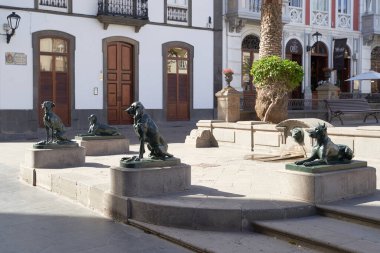 Las Palmas de Gran Canaria, İspanya - 18 Eylül 2022: Plaza Santa Ana 'daki Demir Kanarya köpek heykelleri, İspanyollar adaya yerleştiğinde Kanarya av köpeklerinden esinlenilmiştir..