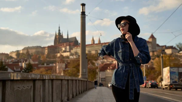 在布拉格 一位穿着黑色帽子的年轻貌美的女士身居要职 雅致的复古女子艺术肖像 — 图库照片