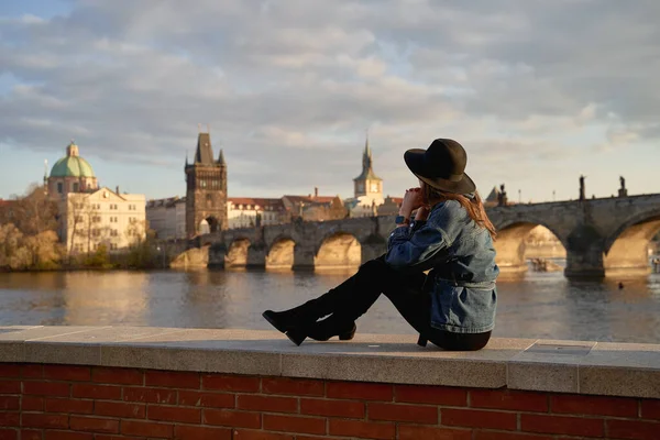 Stylish Young Beautiful Woman Earing Black Hat Prague Charles Bridge — 图库照片