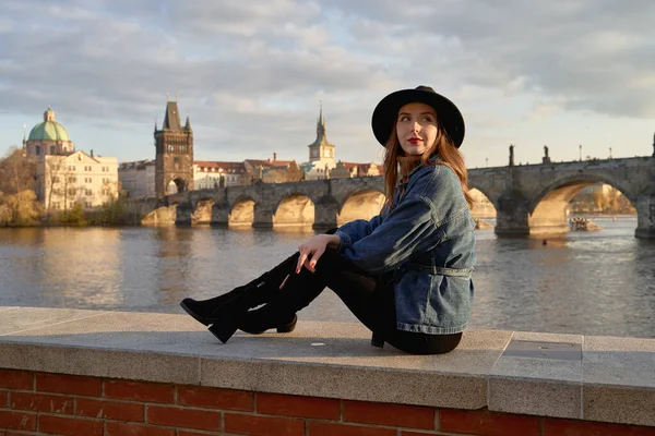 Stilvolle Junge Schöne Frau Mit Schwarzem Hut Prag Mit Karlsbrücke — Stockfoto