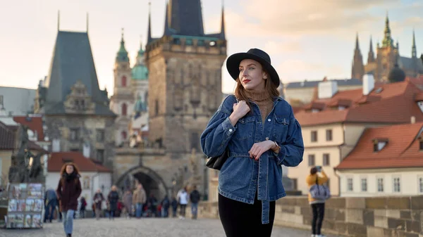 Arka Planda Prag Siyah Şapka Takan Zarif Genç Bir Kadın — Stok fotoğraf
