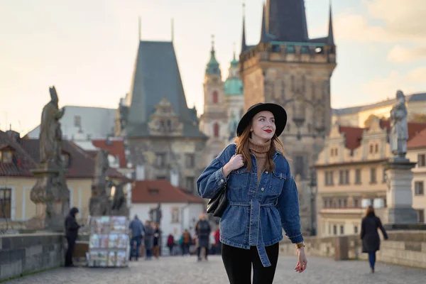 Stilvolle Junge Schöne Frau Mit Schwarzem Hut Prag Auf Dem — Stockfoto