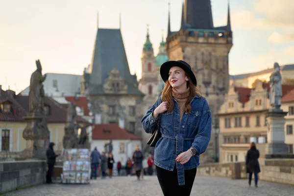 Stilvolle Junge Schöne Frau Mit Schwarzem Hut Prag Auf Dem — Stockfoto