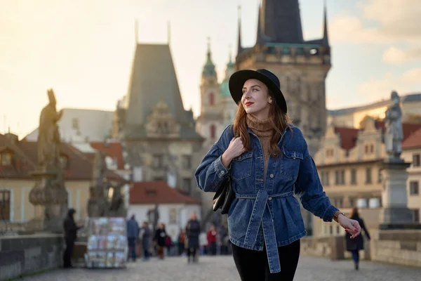 Snygg Ung Vacker Kvinna Bär Svart Hatt Prag Bakgrunden Elegant — Stockfoto