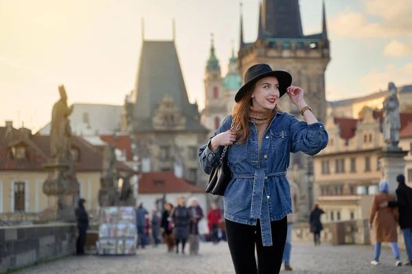 Стильная Молодая Красивая Женщина Черной Шляпе Праге Заднем Плане Элегантный — стоковое фото