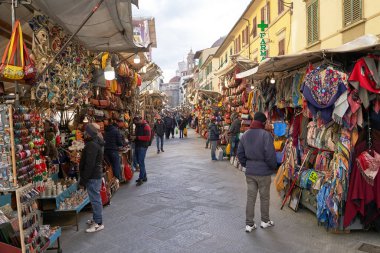 06 Aralık 2021 Floransa, İtalya. San Lorenzo Sokak Pazarı. Kemerler, çantalar ve cüzdanlar sergileniyor.