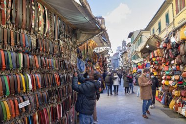 06 Aralık 2021 Floransa, İtalya. San Lorenzo Sokak Pazarı. Kemerler, çantalar ve cüzdanlar sergileniyor.