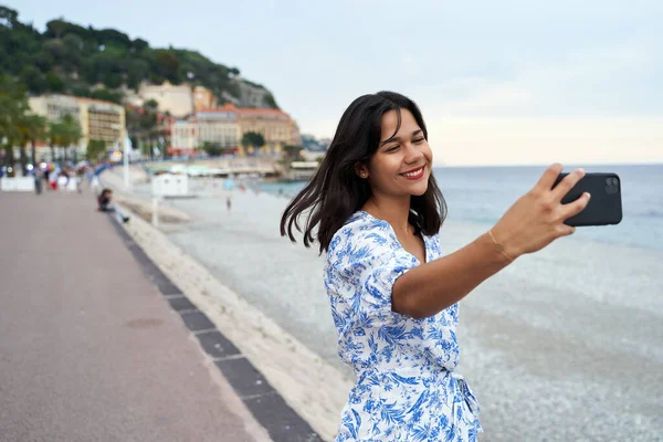 Улыбающаяся Молодая Женщина Делает Селфи Смартфоном Променаде Антуан Ницце Франция — стоковое фото