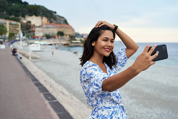Mooie Glimlachende Jonge Vrouw Neemt Selfie Met Een Smartphone Promenade — Stockfoto