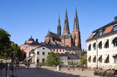 İsveç 'in Uppsala şehrinde şehir hayatı. Katedral manzaralı.