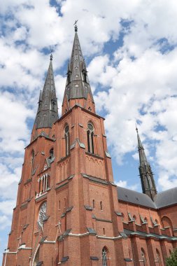 Uppsala 'daki Uppsala Katedrali, İsveç gökyüzü arka planı