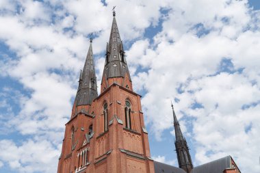 Uppsala 'daki Uppsala Katedrali, İsveç gökyüzü arka planı