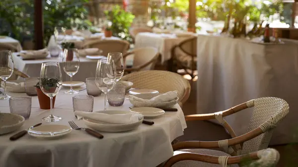 Restaurante Espanhol Livre Mesas Servidas Aconchegantes Cadeiras Vime Uma Noite — Fotografia de Stock