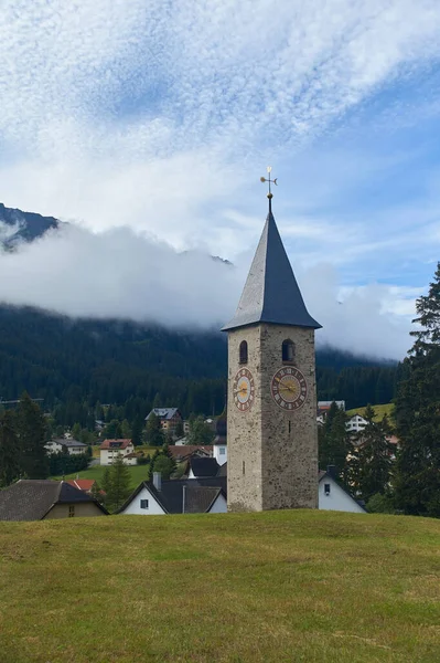 Vacker Schweizisk Alpin Landsbygd Med Medeltida Klocktorn Och Rothorn Berg — Stockfoto