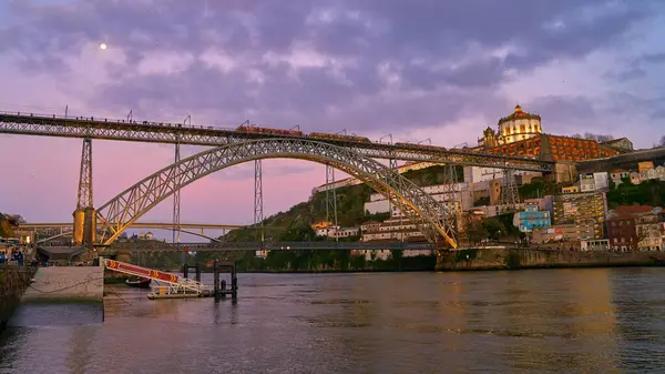 Blick Auf Die Altstadt Von Porto Portugal Mit Brücke Ponte Stockbild