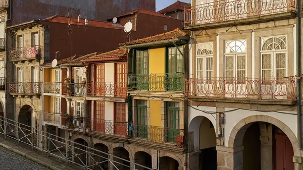 ポルト ポルトガル 古い町の居心地の良い小さな建物 ロイヤリティフリーのストック写真