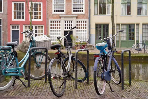 Biciclette Parcheggiate Lungo Canale Bellissimi Vecchi Edifici Sfondo — Foto Stock