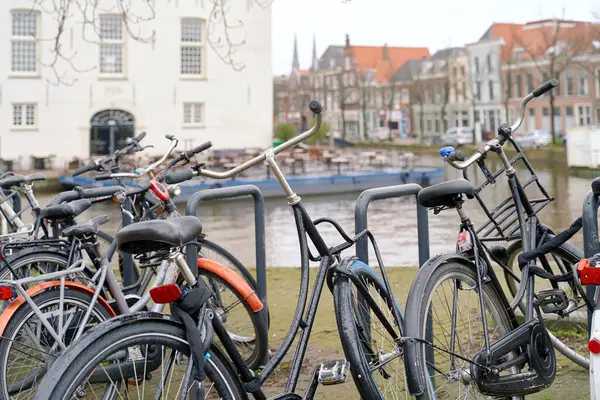 美しい古い建物の背景にあるチャンネルと一緒に駐車する自転車 ロイヤリティフリーのストック画像