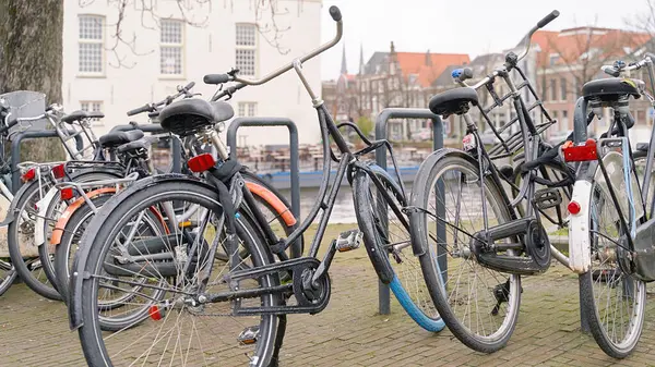 Einem Kanal Geparkte Fahrräder Auf Schönen Altbauten Hintergrund Stockbild