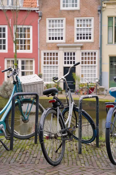 Einem Kanal Geparkte Fahrräder Auf Schönen Altbauten Hintergrund Stockfoto