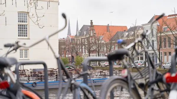 Einem Kanal Geparkte Fahrräder Auf Schönen Altbauten Hintergrund lizenzfreie Stockbilder