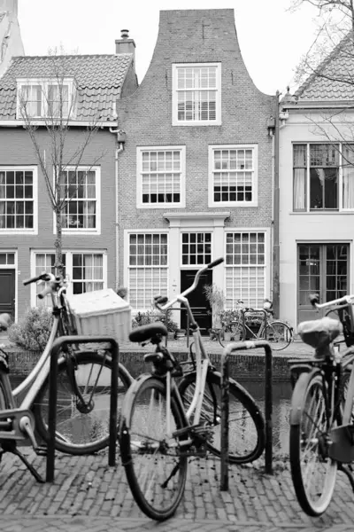 Cyklar Parkerade Vid Kanal Vackra Gamla Byggnader Bakgrund Stockfoto