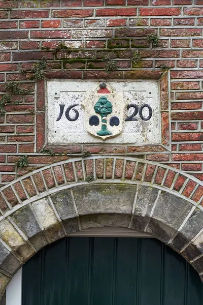 デルフト オランダ 古い建物に17世紀のサイン ストック写真