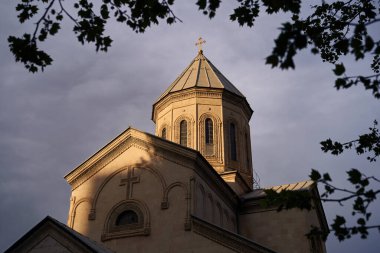 Orta Tiflis 'teki Aziz George Kashveti Kilisesi, Rustaveli Bulvarı' ndaki parlamento binasının karşısında yer alıyor..