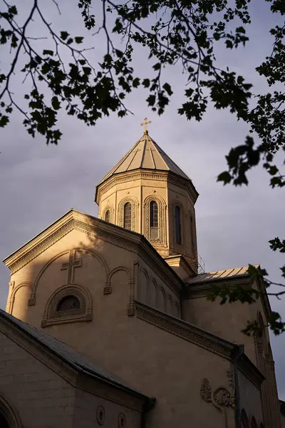 トビリシ中央部にある聖ジョージのカシュティ教会は ルスタヴェリ通りの国会議事堂の向かい側に位置しています ストック写真